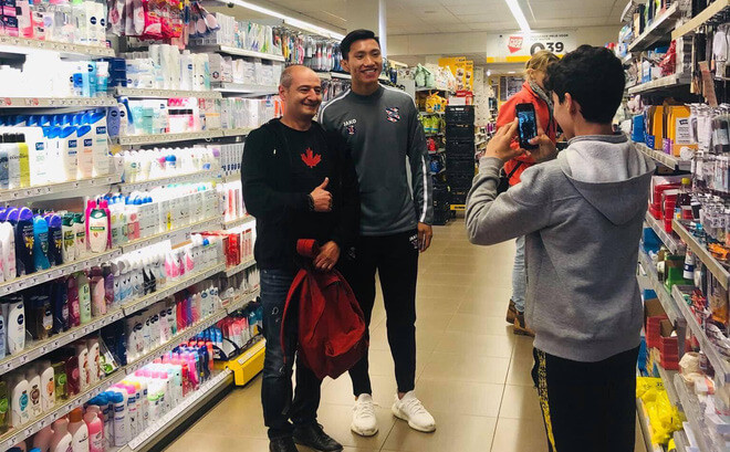 Đoàn Văn Hậu “bắn ngoại ngữ như gió” với đồng đội ở Heerenveen