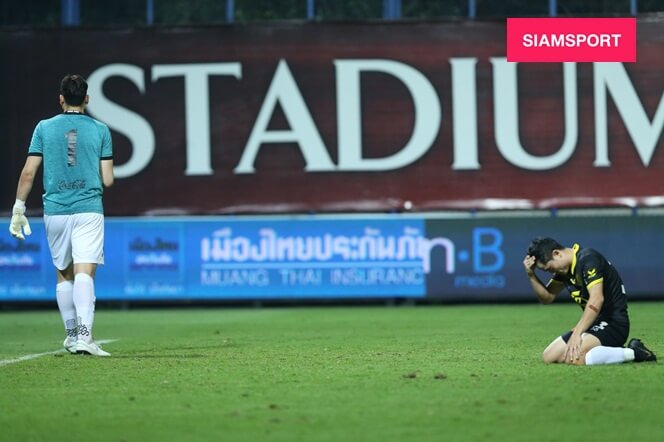 “Messi” Lào đau khổ, đòi giải nghệ vì bị Văn Lâm đánh bại.