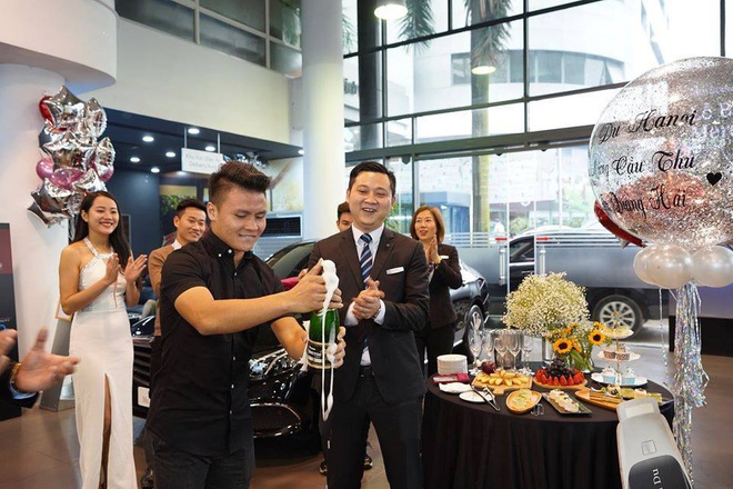 Quang Hải giàu có, mua xe sang khi cả đất nước đang chống dịch thì có gì sai ?