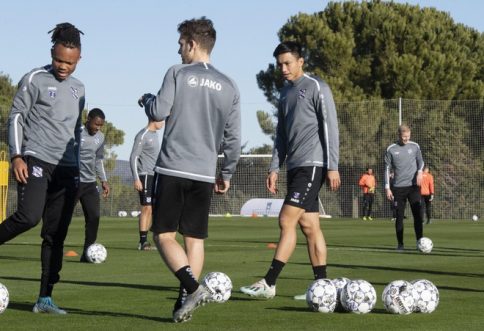 Đồng đội thay nhau rời khỏi SC Heerenveen, Văn Hậu sáng cửa đá chính
