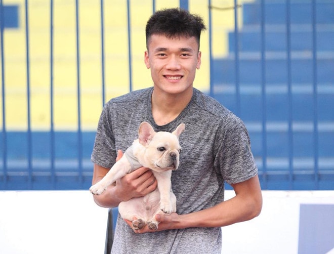 Bùi Tiến Dũng ờ chung cư sang trọng, luyện Ukelele trong những ngày cách ly Covid