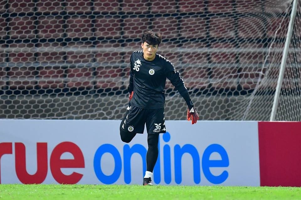 Bùi Tiến Dũng “vồ ếch” hài hước, giúp đối thủ ghi bàn thắng dễ dàng