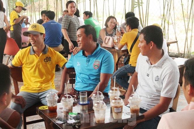 Công Phượng phong độ khoe cơ bụng 6 múi ở quán cà phê