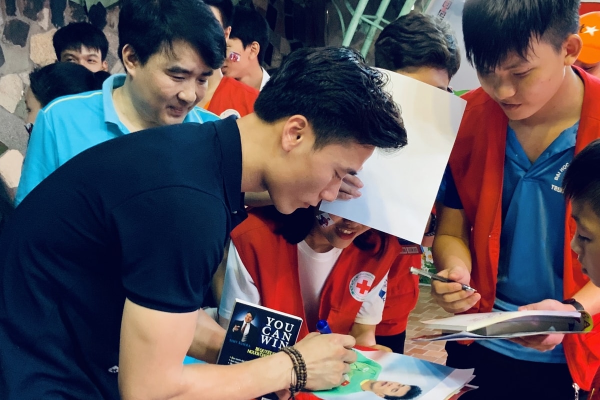 Bùi Tiến Dũng ấm áp thăm học sinh trường THCS Bạch Đằng sau sự cố cây phượng ngã đổ