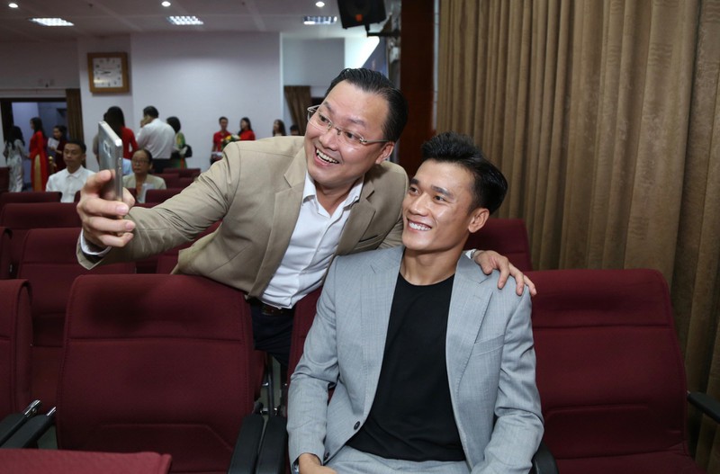 Bùi Tiến Dũng nhận giải thưởng cầu thủ chơi đẹp nhất năm