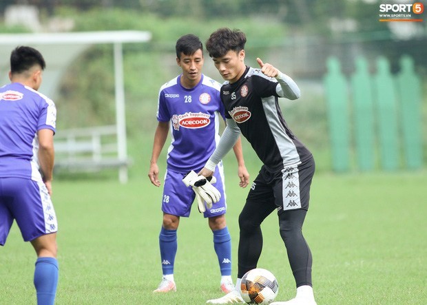 Bùi Tiến Dũng tươi cười trên sân, lại khoe thân hình đẹp như một vị thần