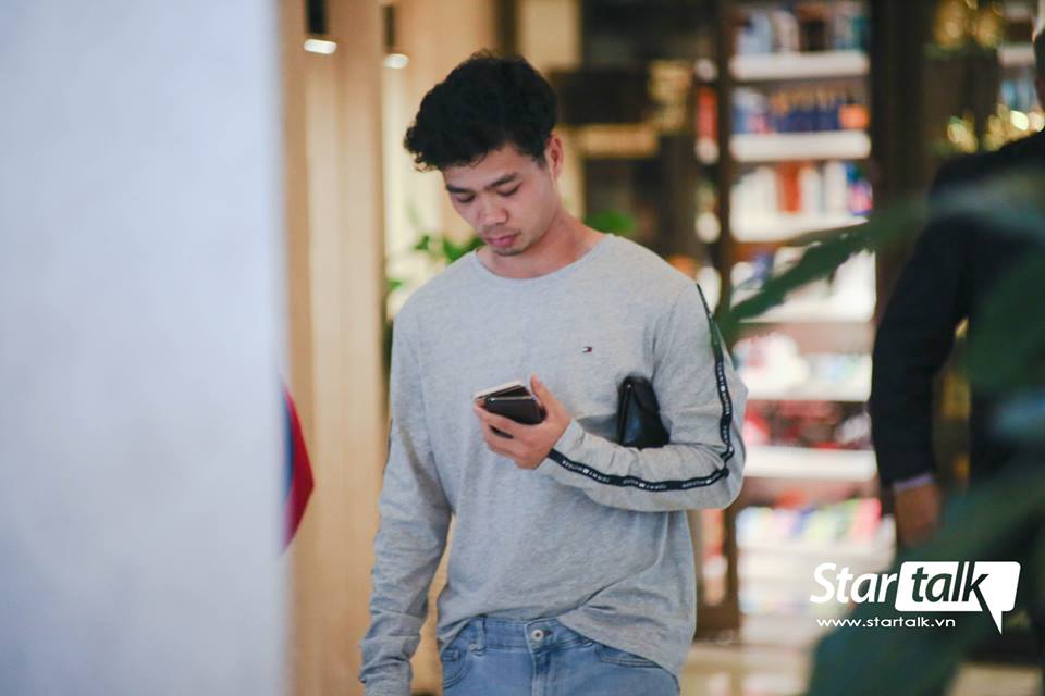 Công Phượng vẫn ăn mặc giản dị nhưng sành điệu hơn xưa