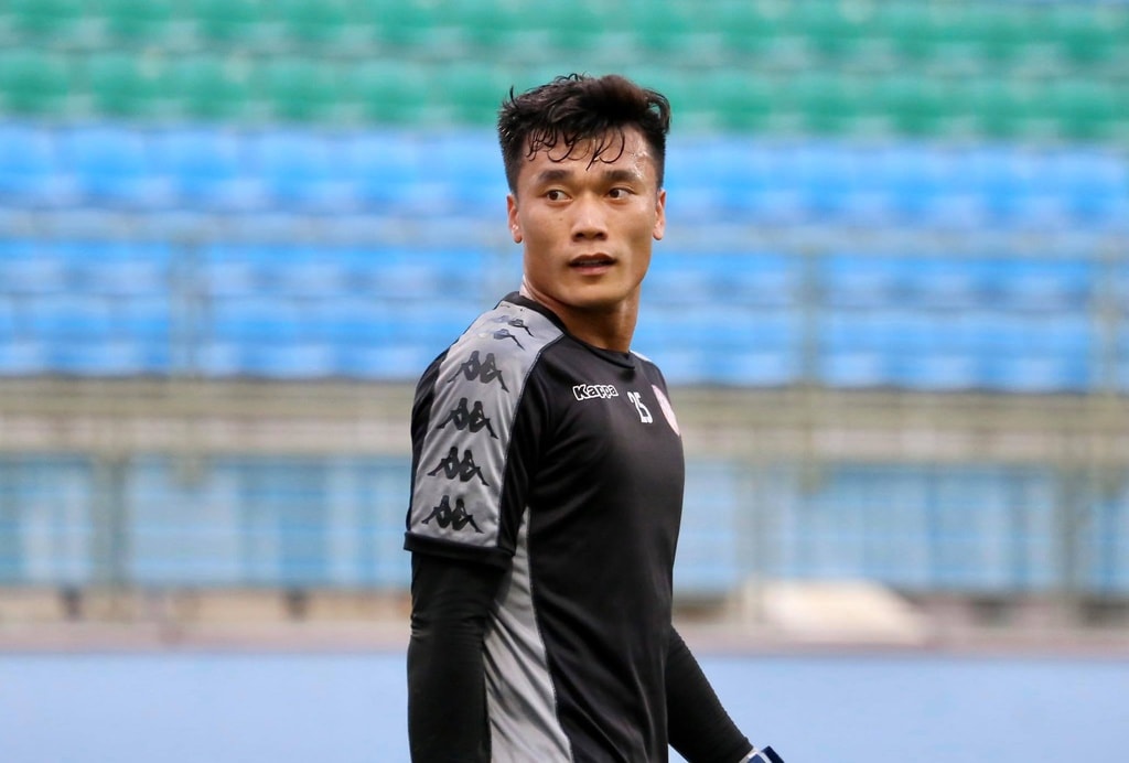 Giật được tóc thủ môn Tiến Dũng, fan nữ rao bán 750.000 đồng một sợi