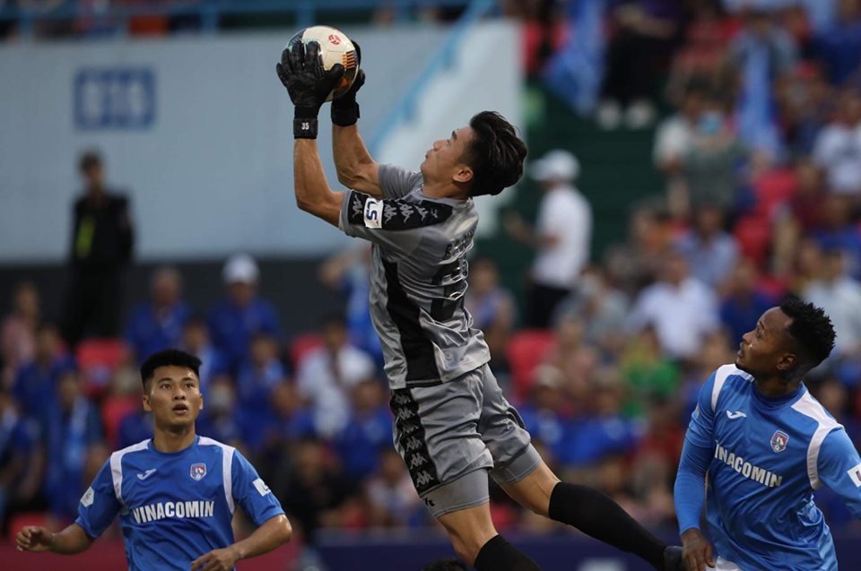 Video: Bùi Tiến Dũng tỏa sáng, hóa “người nhện’ cứu TP.HCM thoát 2 bàn thua