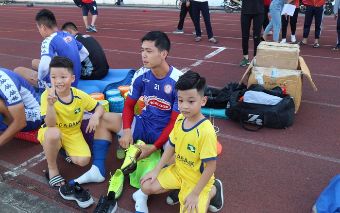 Video: Dù đã có vợ, Công Phượng vẫn chứng tỏ độ “hot” với CĐV nữ