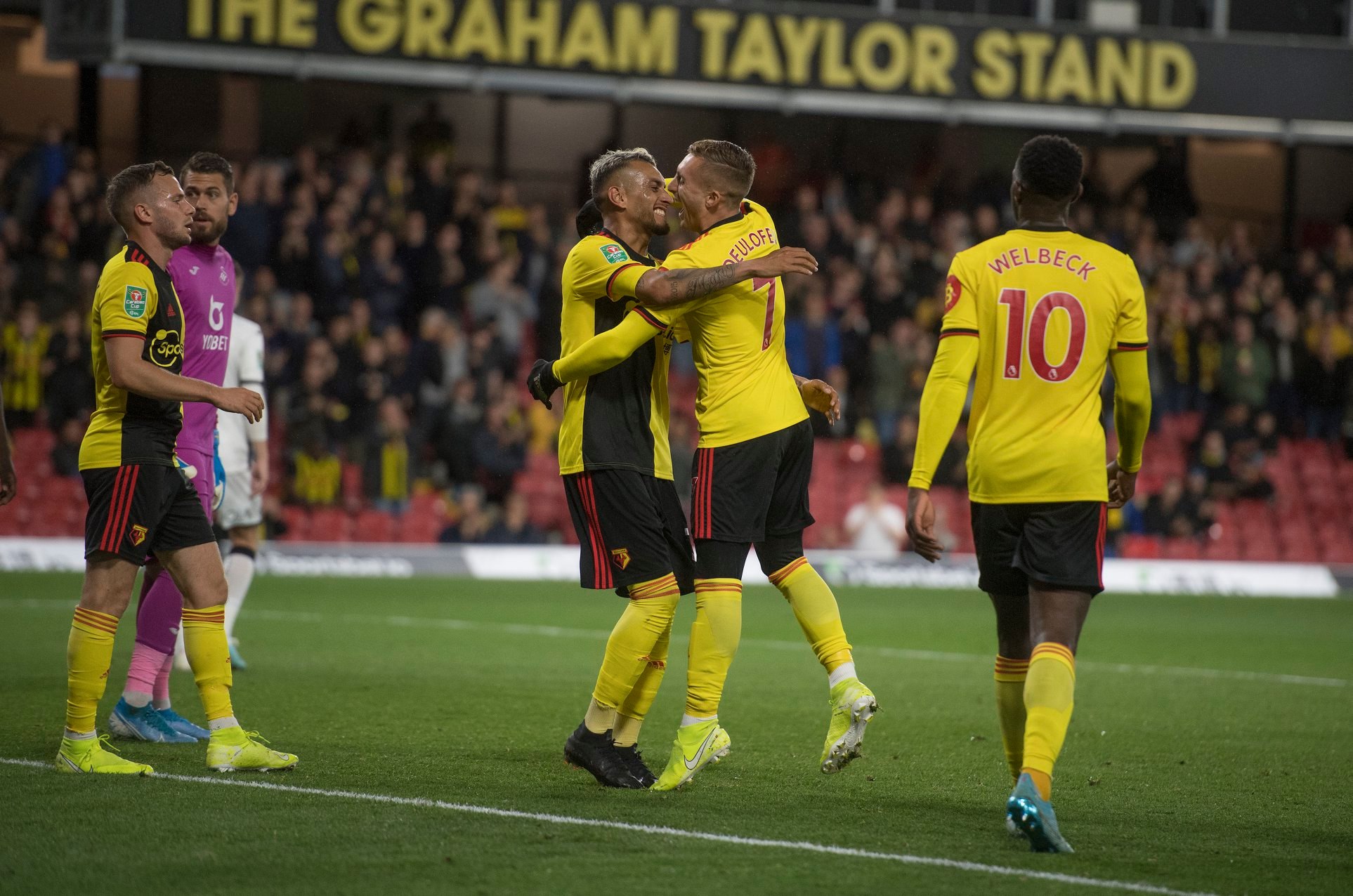Hứa hẹn trận đấu sẽ diễn ra cực kì hấp dẫn. soi-keo-west-ham-vs-watford-vao-2h-ngay-18-7-2020-2