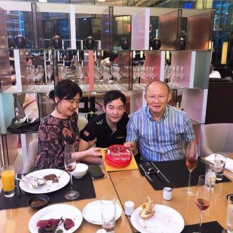 Trước ngày sinh nhật, HLV Park nhận quà sớm từ con trai