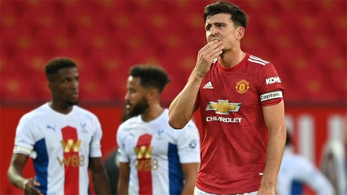 Hậu vệ biên dâng cao, y như rằng cặp trung vệ M.U toang