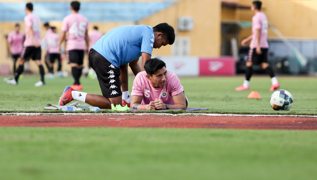 Xót xa hình ảnh Văn Hậu nuốt trọn đau đớn trong buổi tập