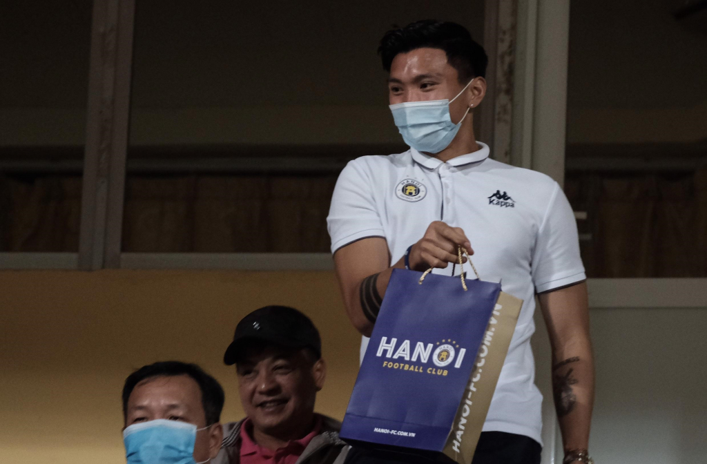 Ngày 20/10, Văn Hậu lẻ loi đi khắp khán đài tặng quà cho gái