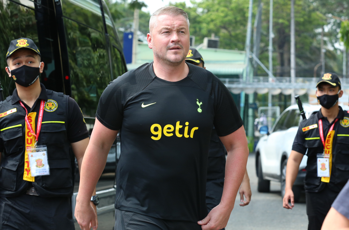 HUYỀN THOẠI THỦ THÀNH CỦA TUYỂN ANH GIAO HỮU CÙNG CLB NGHỆ SĨ