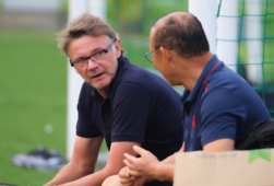 HLV Troussier là ai?? Tại sao có thể thay thế HLV Park Hang-seo??