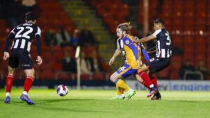 Soi kèo Mansfield Town vs Grimsby Town vào 2h45 ngày 23/3/2023