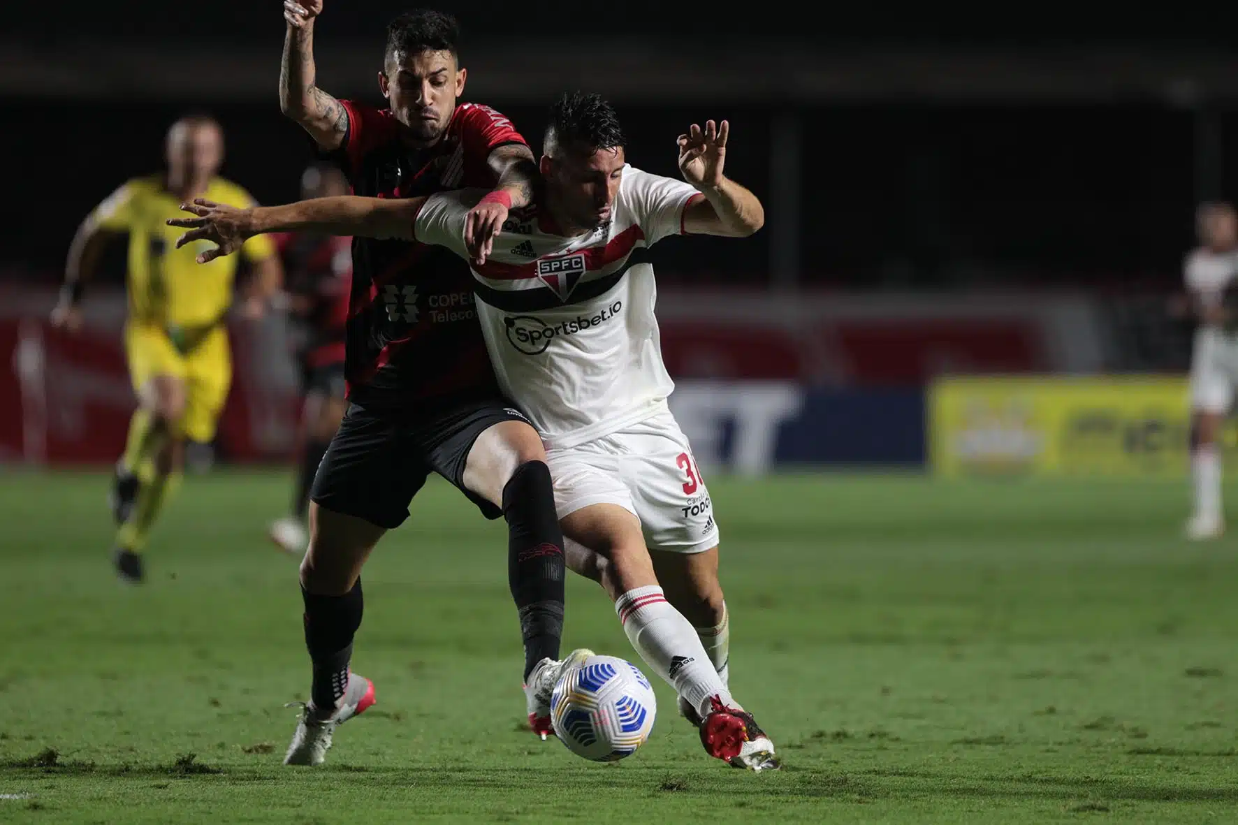 soi-keo-paranaense-vs-sao-paulo-vao-7h30-ngay-4-7-2024-1